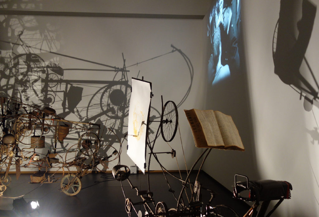 tinguely-stedelijk-licht-schaduw