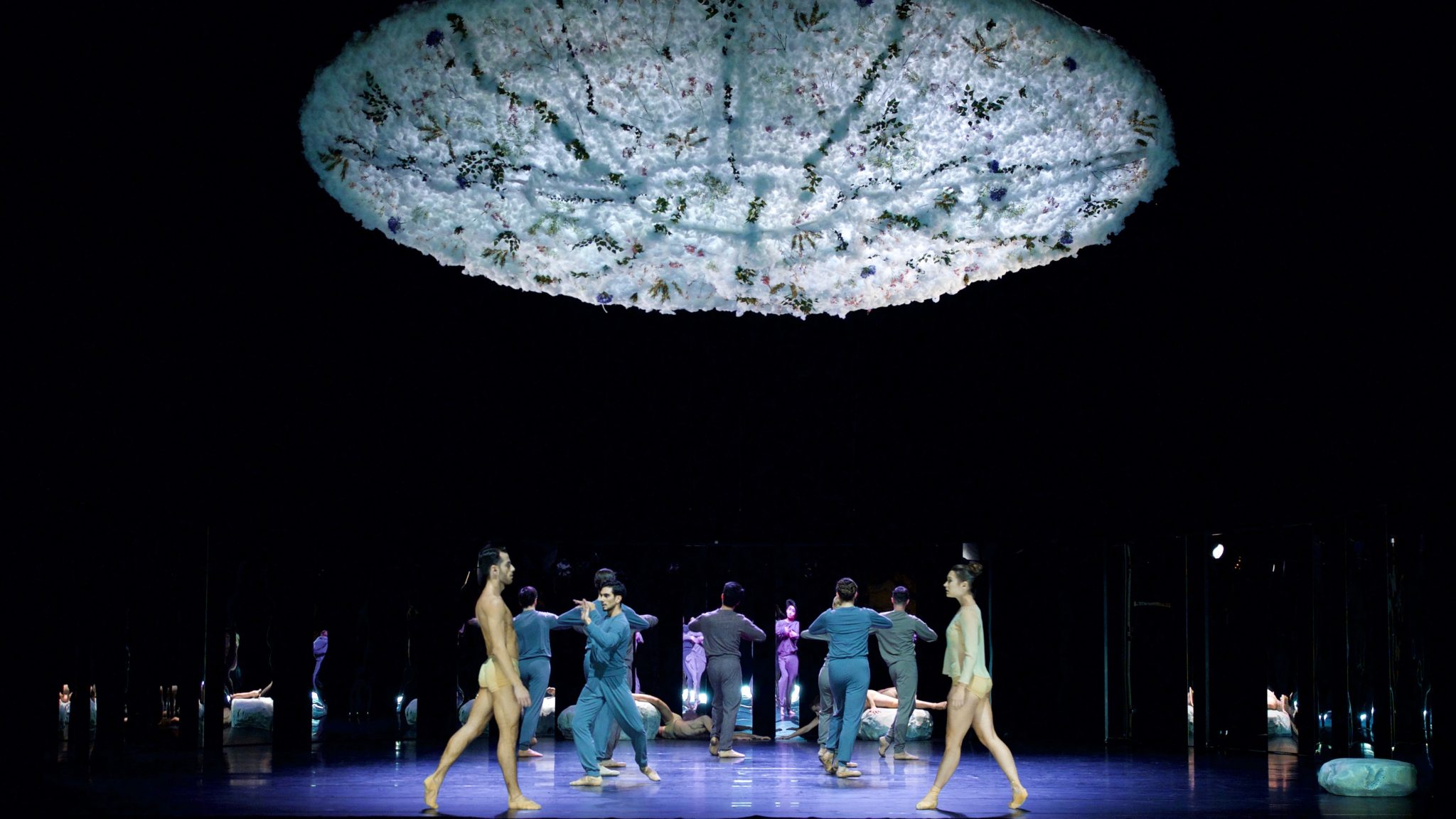 New World - choreography: Robert Binet, set design: Shizuka Hariu, costume: Harriet Jung, Reid Barthelme, light: Floriaan Ganzevoort