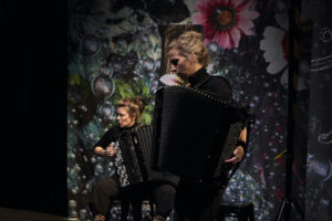 accordeonisten Pieternel Berkers, Renée Bekkers in de voorstelling Bloedkoraal